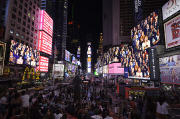 Expanded Public Art within Media Architecture(s)