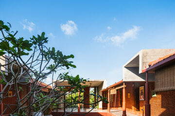 Linear brick-laid court organizes weekend home in india reinterpreting ‘nalukettu’ typology