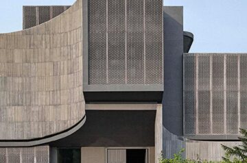 Sanjay puri’s screening facade infuses zen spaces in india with transparency and indirect light