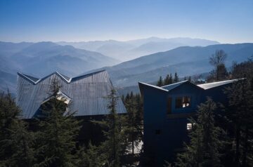Villa fagu with jagged roof ‘choreographs’ rainwater flow in arid western himalayas