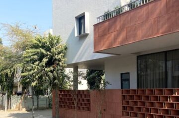 Red sandstone jali lattice encloses jaipur house’s facade by nuar studios