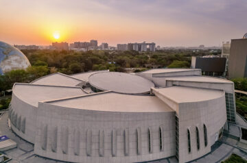 Spiraling like a nautilus, INI design studio’s aquatic gallery in india fosters immersive learning
